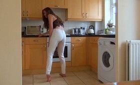 Описалась в белые штаники