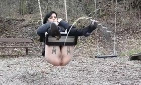 Ссыт на качелях