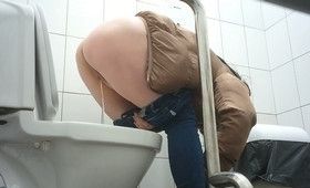 Подсматривают в туалете за взрослой брюнеткой