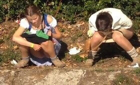 Подсматривают за писающими подружками