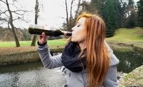 Выпила и пописала на природе