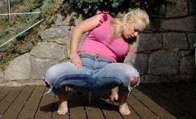 Девушка писает не снимая джинсы