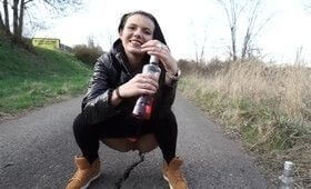 Пьяненькая девка писает где придется