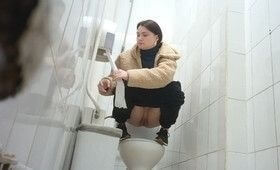 Присела в туалете перед камерой и пописала