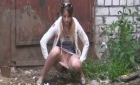 Девушки писают возле гаражей