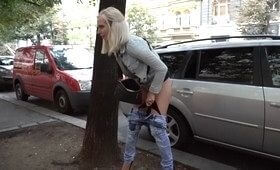 Пьяная девка в обоссанных штанах