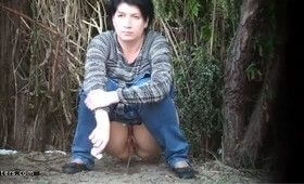 Шпионят за писающими бабами в кустах