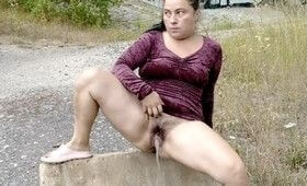 Писающая девка с волосатой киской