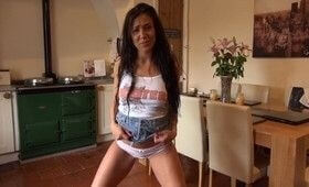 Написала себе в трусики