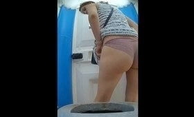 Оголила попку и писает в биотуалете