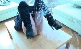 Девушка писает мощной струей