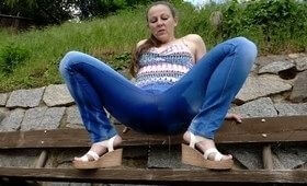 Милфа писает в штаны