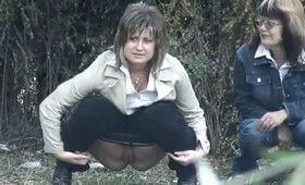 Спрятались на полянке чтобы пописать