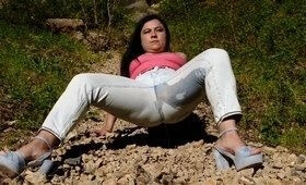 Бесстыжая девка написала в штаны