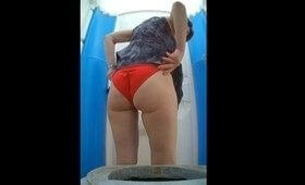 Спустив красные трусы писает в биотуалете